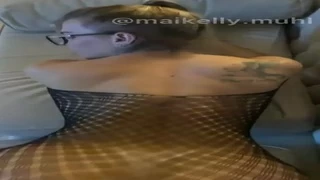 OnlyFans Maikelly Muhl Mamando e Fudendo no sofá