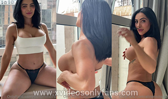 Aline Mineiro pelada mostrando o peito na varanda do ap