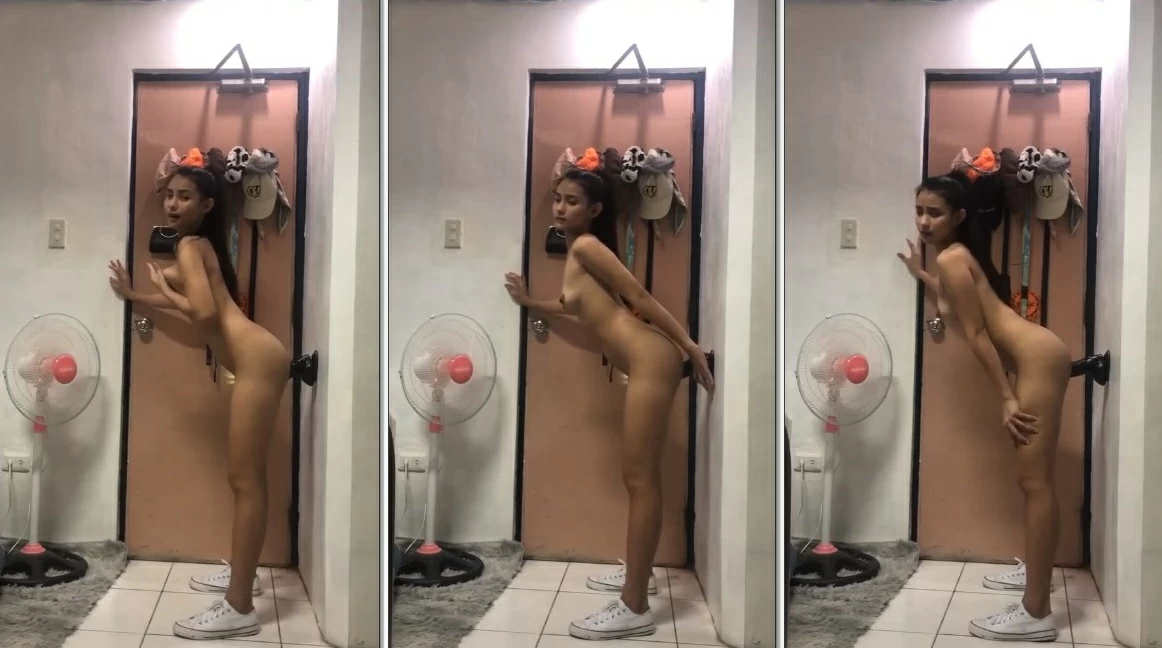 Asiática putinha transando com consolo metido na bucetinha