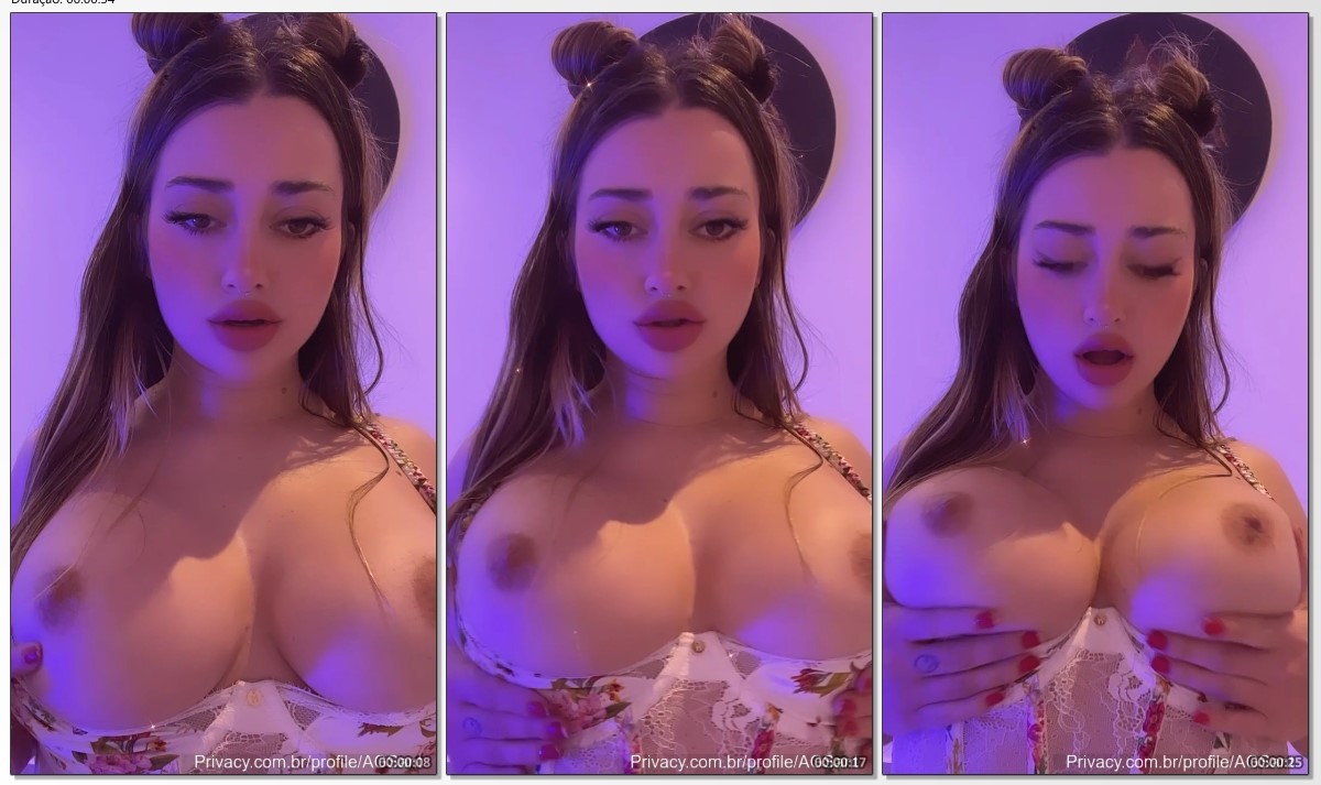 AGSant peituda muito perfeita e toda deliciosa mostrando as tetas lindas e gulosas