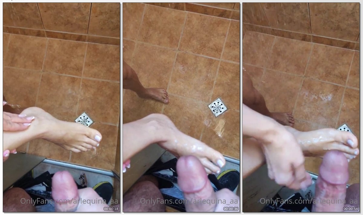 Arlequina novinha satisfazendo um pedido deixando pervertido gozar em seus pés