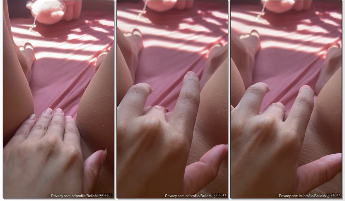 Bella Magrinha puta safada toda peladinha masturbando a bucetinha melada