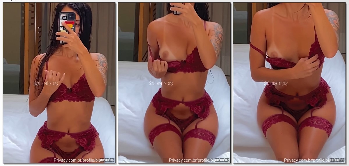 Bia Trois exibindo os peitos naturais no espelho do motel