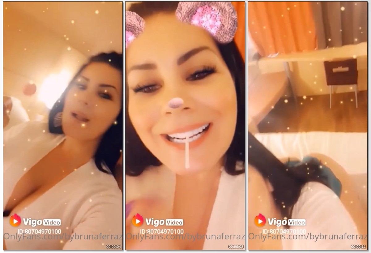 Bruna Ferraz morena deliciosa de quatro com calcinha socada no cu