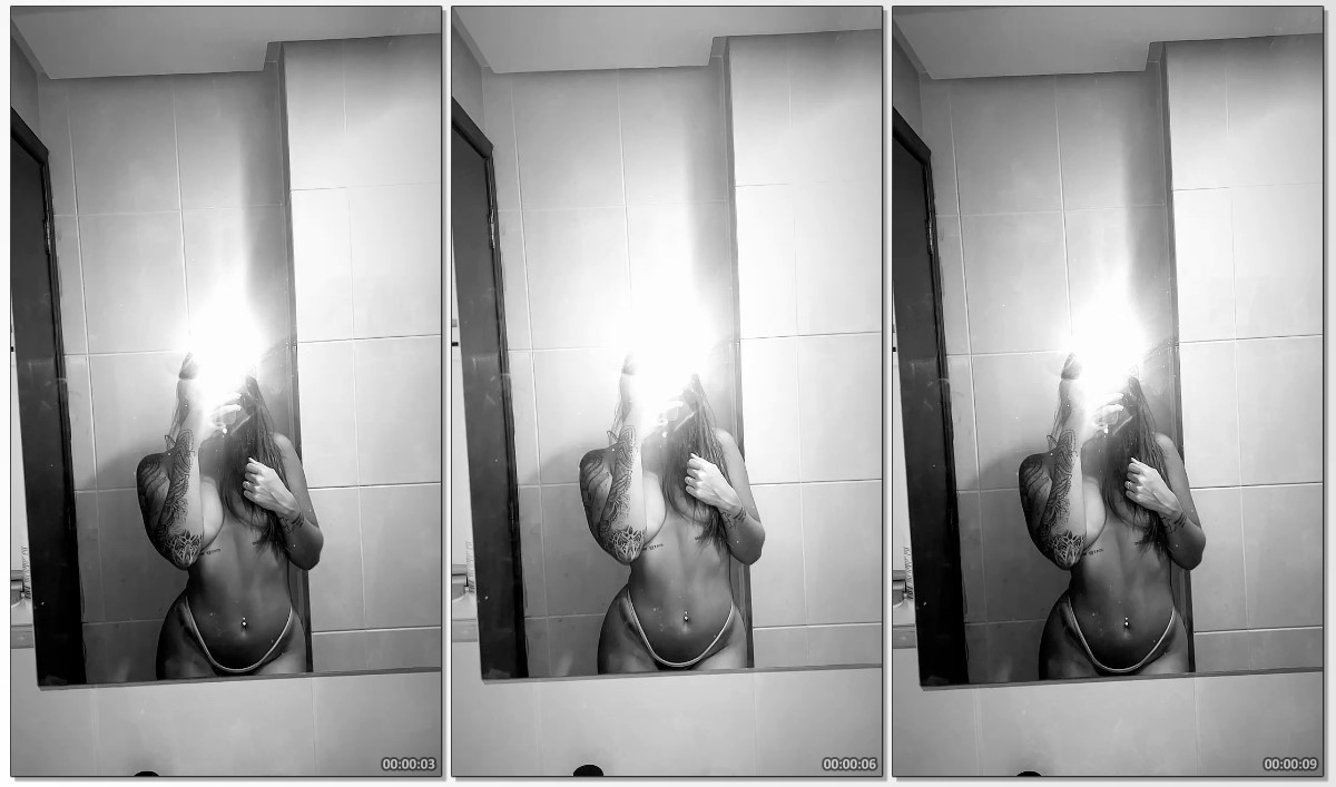 Castrolet novinha peladinha se filmando na frente do espelho