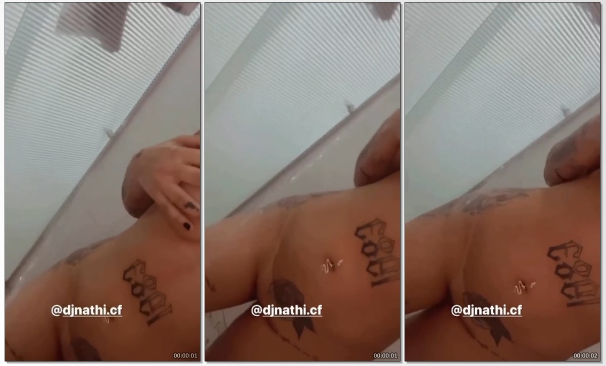 Dj Nathy filmando a xoxota melada pelada no banho