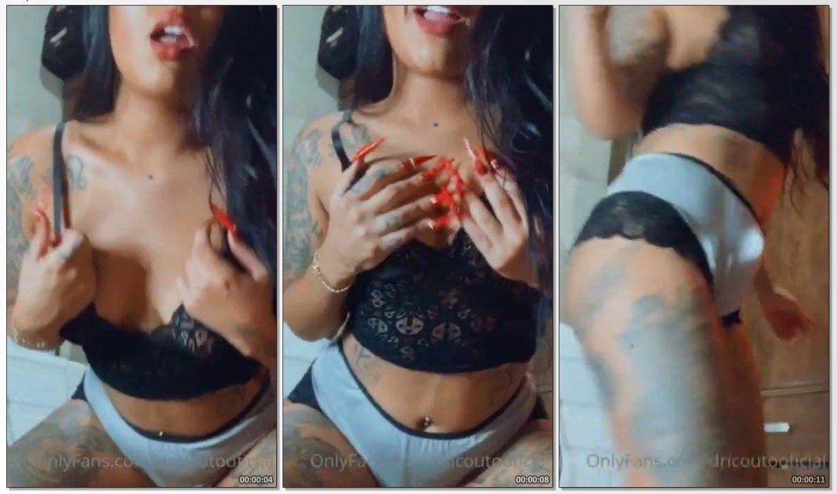 Dri Couto moreninha safada toda tatuada exibindo o corpinho lindo fazendo carinha de safada pra camera