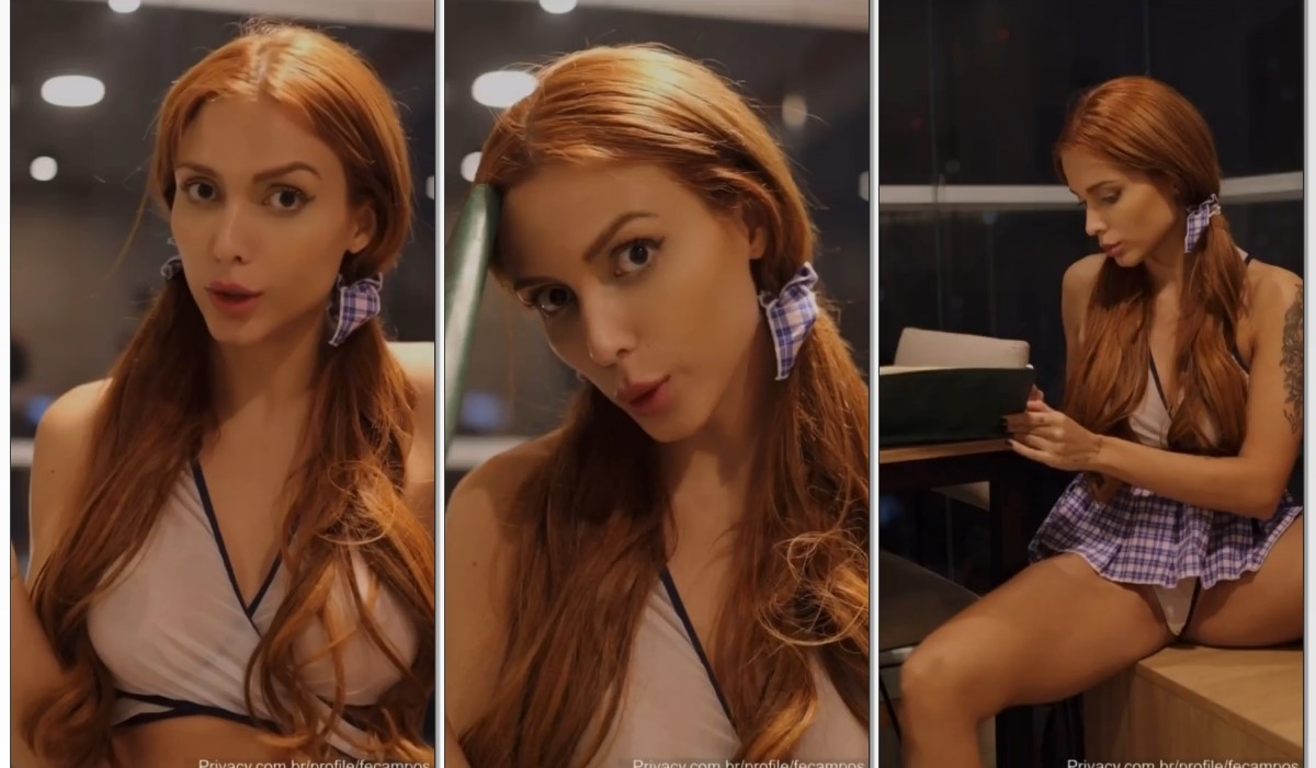 Fernanda Campos roupa de colegial exibindo a buceta lisinha