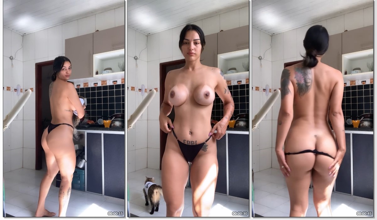 Gostosa mostrando os peitos enormes em masturbação safada