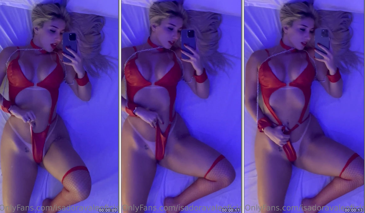 Isadora Vale rachando a buceta puxando a calcinha vermelha