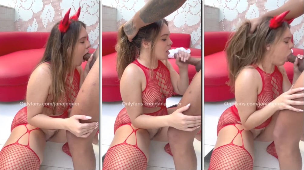 Janna Jenner usando uma lingerie provocante ajoelha e engole a piroca do seu macho até o talo