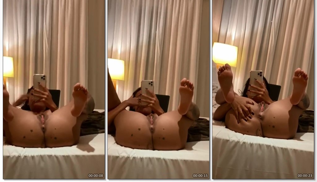 Jaqueline Gomes rabuda arreganha o seu bucetão rosadinho e gostoso filmando em frente ao espelho