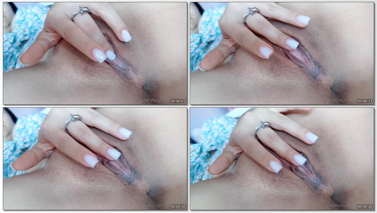 Jeeh Suicide se exibindo gostoso filmando de pertinho passando o dedinho na buceta lisinha