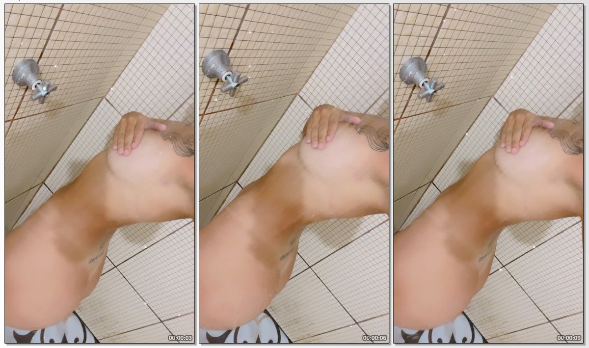 Lett Silveiro no banho mostrando a bunda toda molhada e os peitinhos lindos