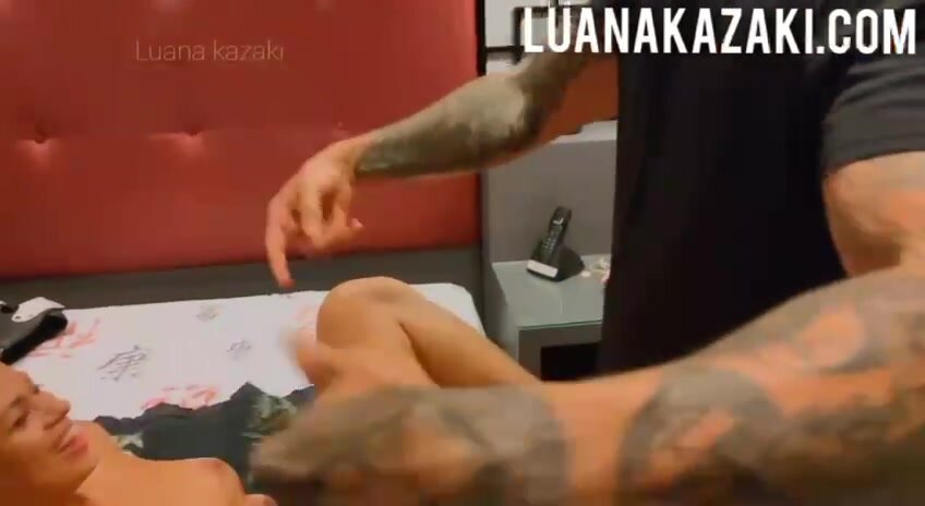 Luana Kazaki toda peladinha recebe uma gozada na boca e depois gospe na boca do marido