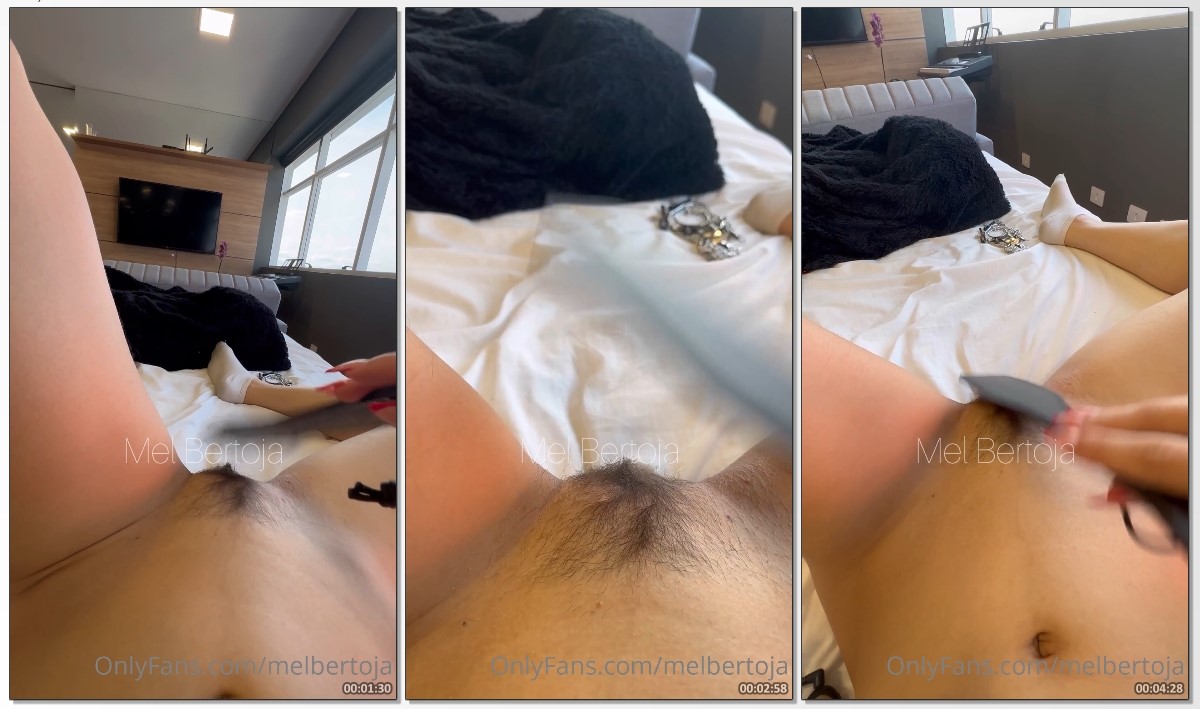 Mel Bertoja putinha deliciosa masturbando sua buceta suculenta