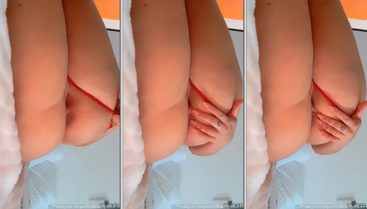 Michelly Ruiva joga calcinha de ladinho e  abre o rabo pra mostrar o cuzinho