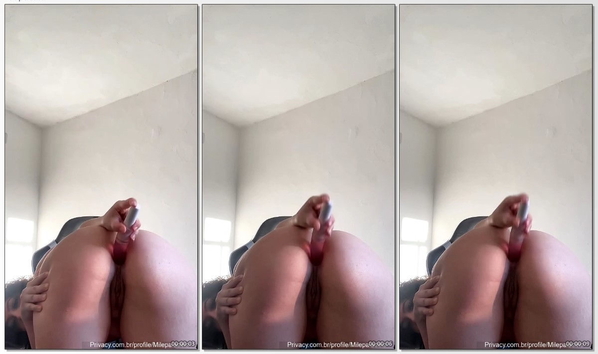 Milepaladino rabuda gostosa socando um brinquedinho sexual bem gostoso na bucetinha gostosa