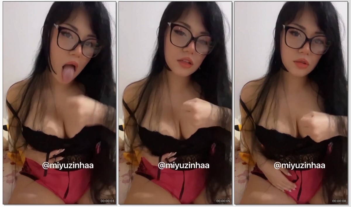 Miyuzinha morena super deliciosa mostrando os peitos e fazendo uma cara bem sexy pra câmera