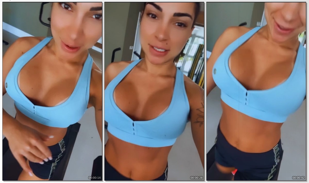 Monique Bertolini peituda mostrando o look apertado para ir treinar