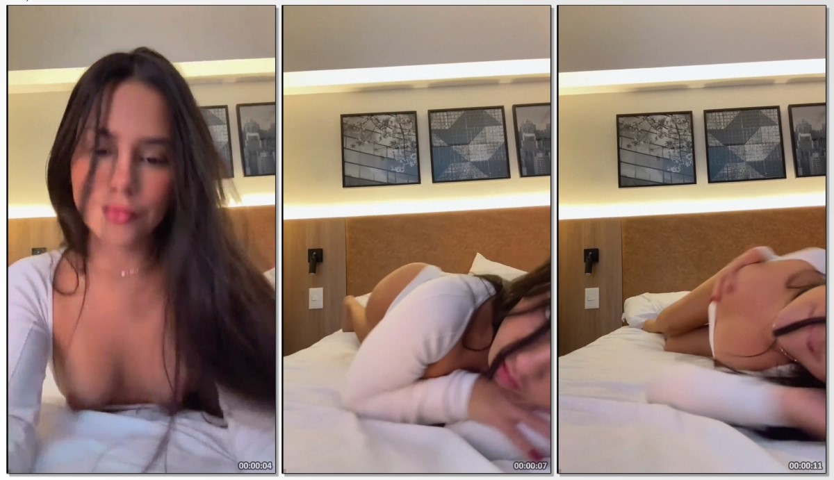 Poliana Arapiraca morena safada apertando os peitos naturais com tesão com carinha de puta