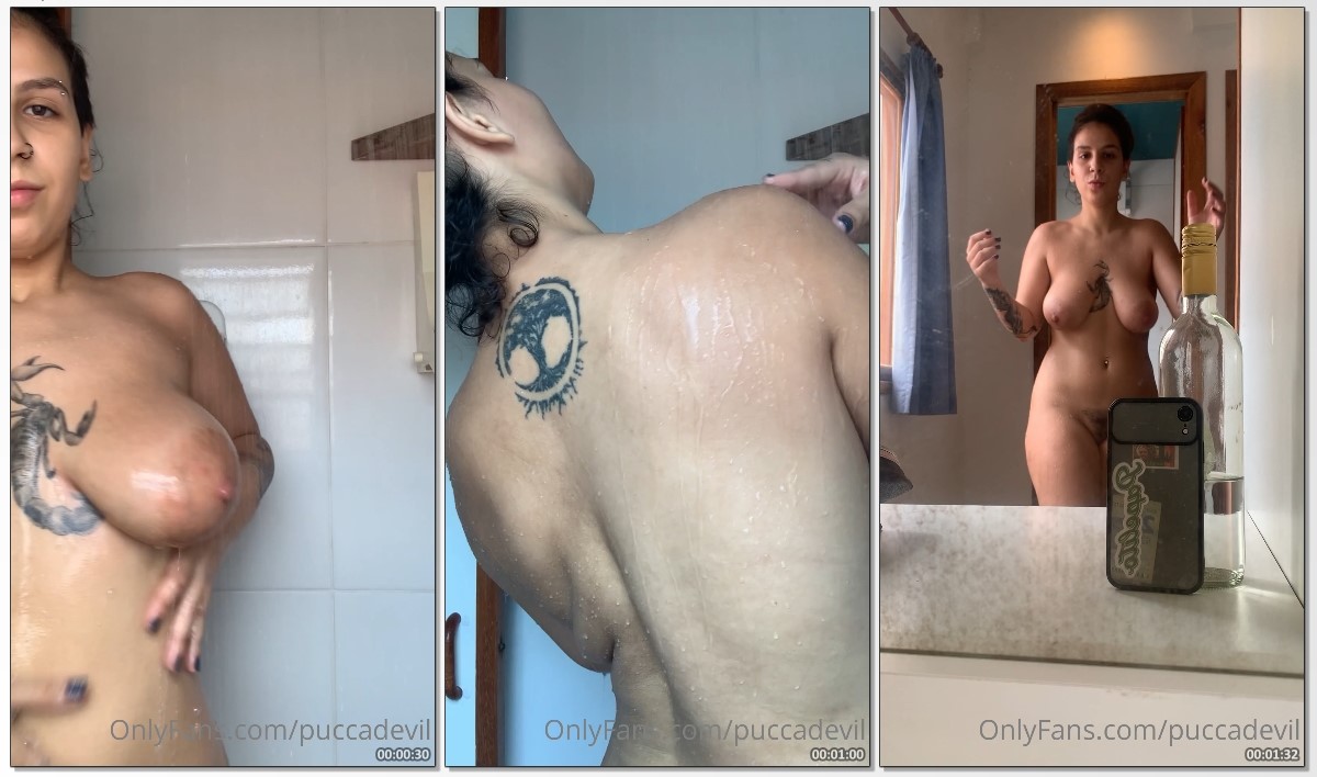 Pucca Devil peladinha mostrando a buceta cabeluda e peitos naturais com tatuagem