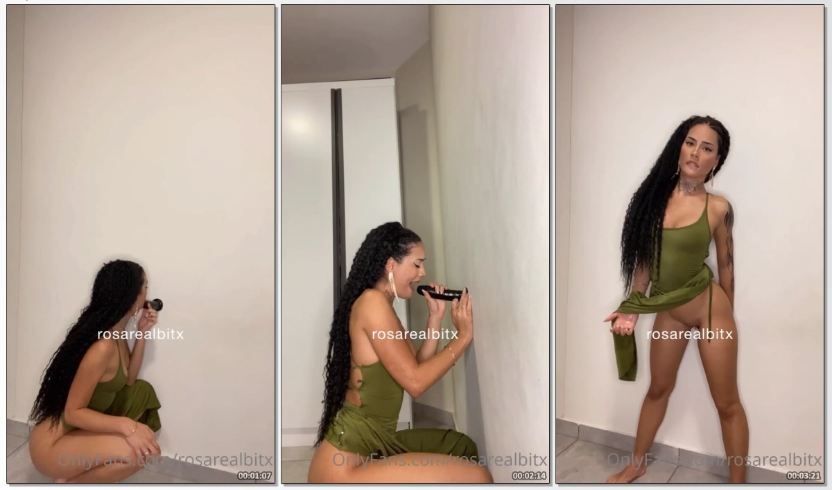 Rosa Real Bitx safadinha chupando um consolo  preto e enfiando na bucetinha melada