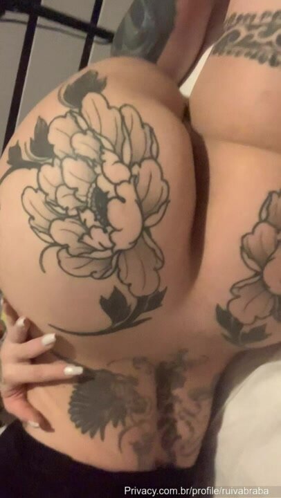 Ruiva Braba empinando a bunda tatuada para o macho bem safada