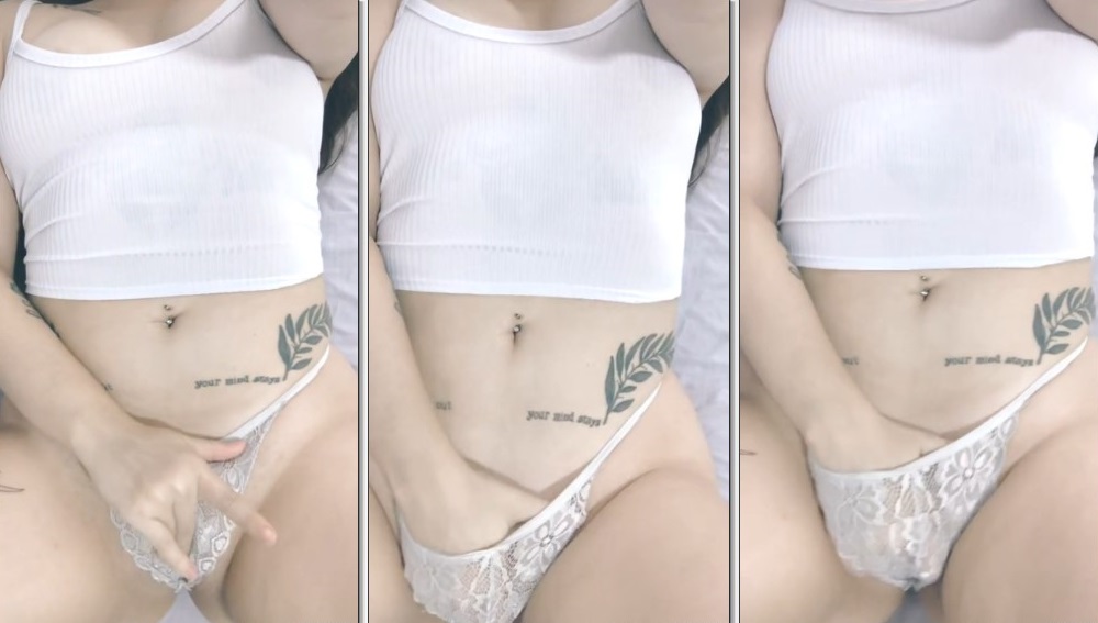 Sandy Fonseca branquinha safada na siririca deliciosa por cima da calcinha brincando com sua buceta perfeita