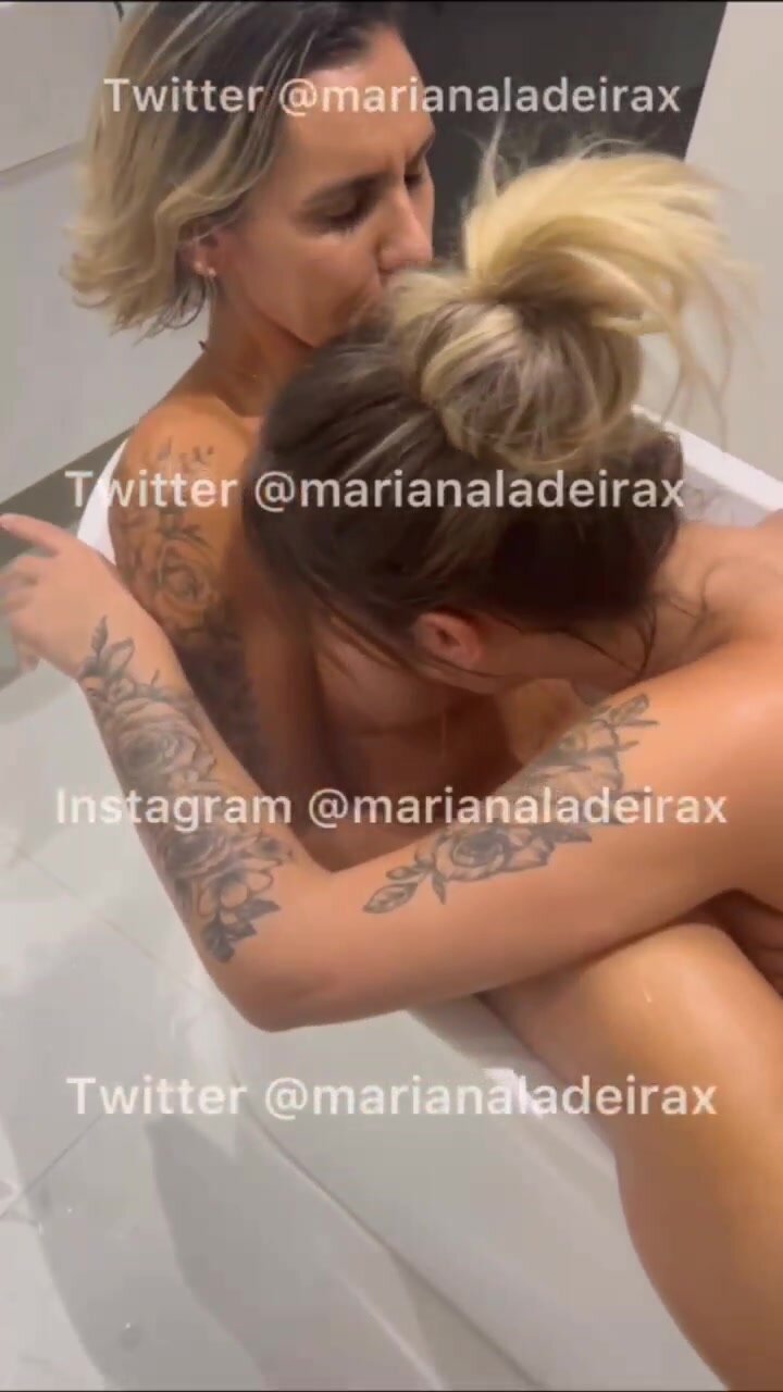 Sexo lesbico Mariana Ladeira se satisfazendo beijando e chupando sua amiguinha na banheira de espuma