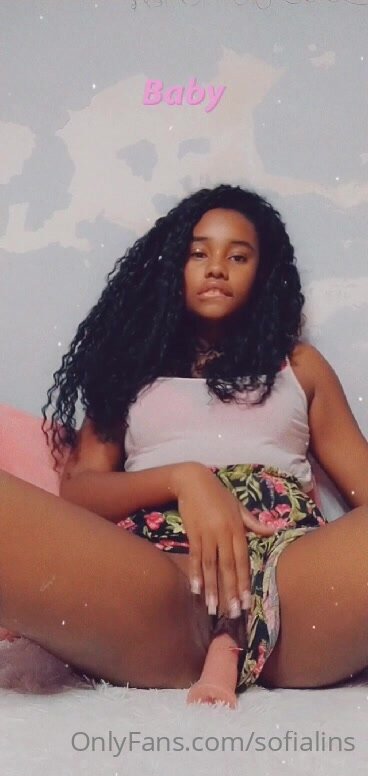 Sophia Lins moreninha safada cheia de tesão  esfregando um consolo na buceta carnuda até gozar