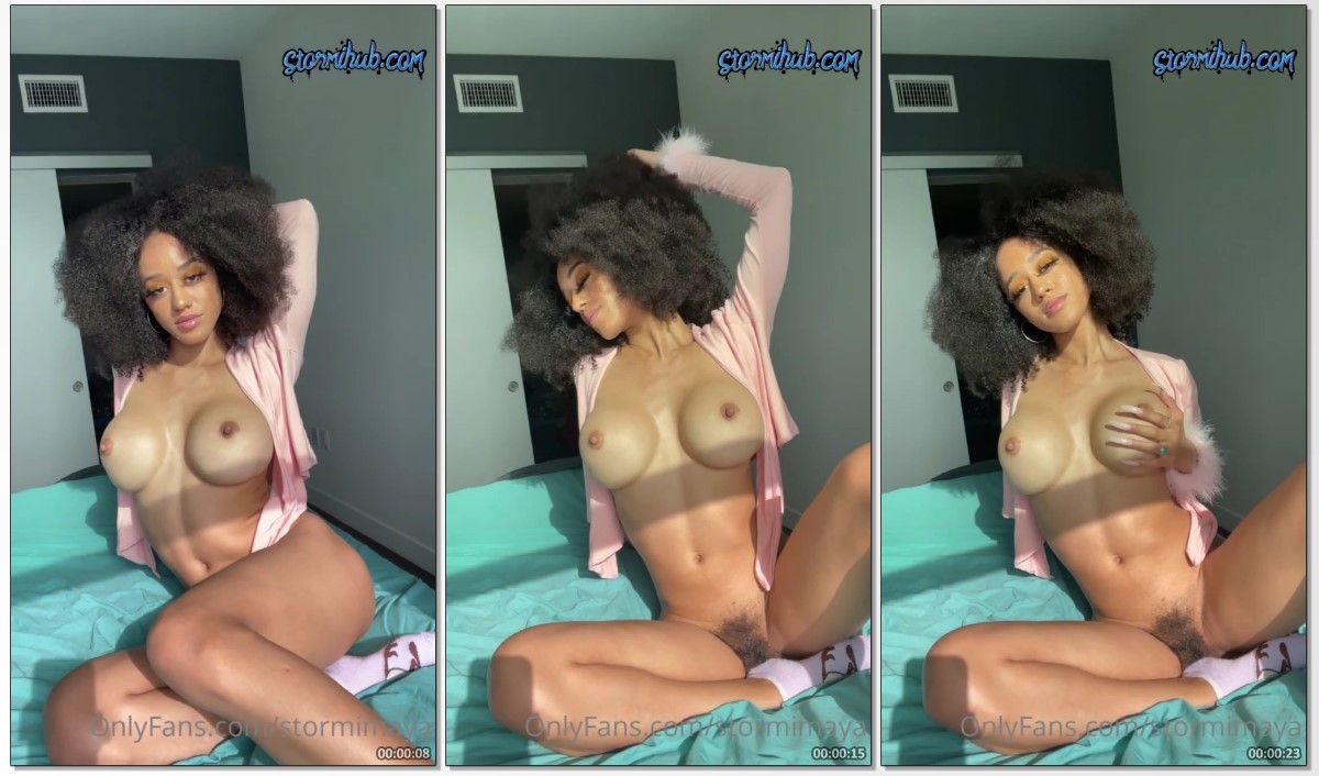 Stormimaya negona peituda toda deliciosa peladinha mostrando seu corpinho sexy