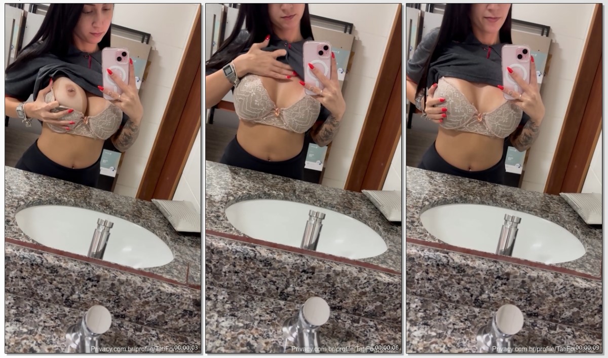 Tati Formento cadela do onlyfans mostrando os peitos na frente do espelho.