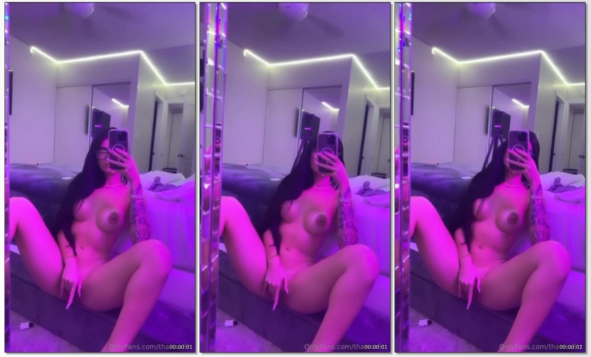 Thaissafit cavalona musa fit se masturbando gostoso com três dedos na buceta molhada