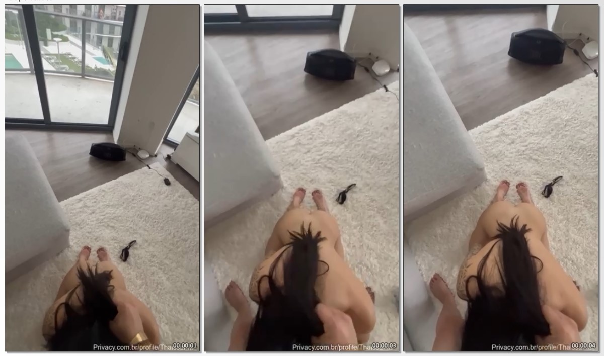 Thaissafit pelada e ajoelhada no chão pagando um delicioso boquete pro seu macho comedor