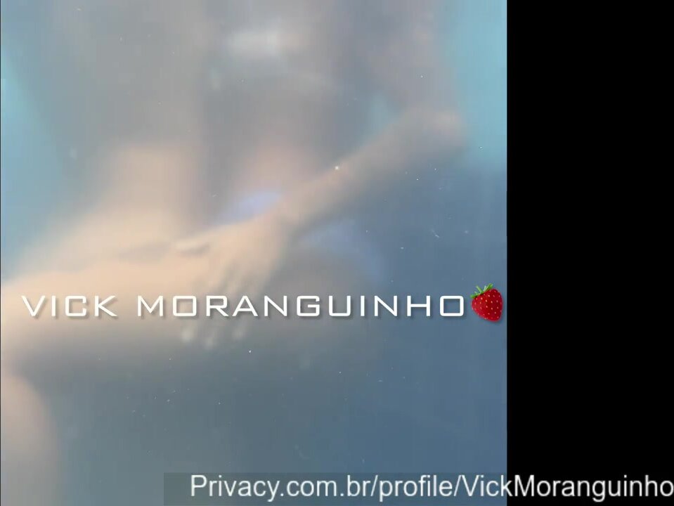 Vick Moranguinho toda peladinha  na piscina com uma mulata ninfeta delícia