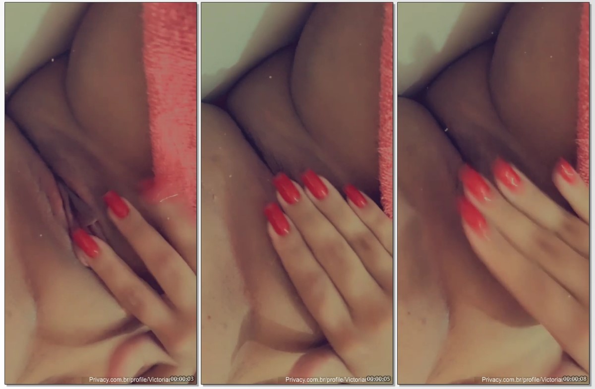 Victoria Matosa pelada de forma bem sensual passando os dedos na xoxotinha molhada e pegando no clitoris