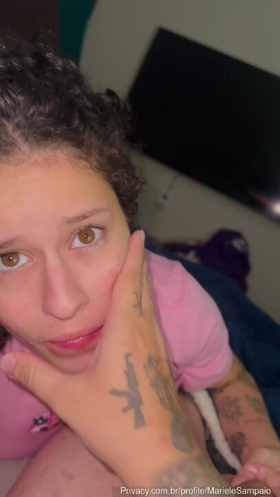 Mariele Sampaio moreninha com carinha de safada mamando a pica do macho dotado