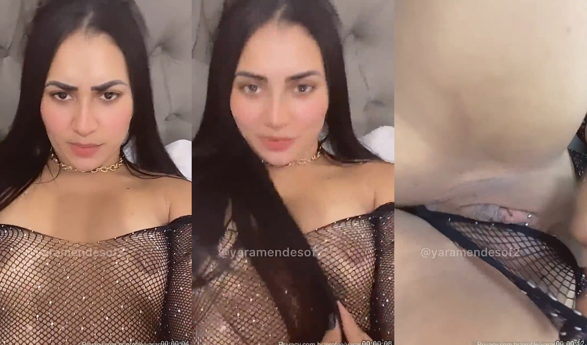 Yara Mendes olha com cara de safada e mostra o seu bucetão