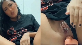 Alien Ali Privacy pelada masturbando o cu com pau de borracha