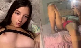 Yasmim Silva pelada masturbando a bucetinha apertada no espelho