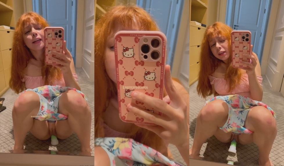 Arise Peachy gozando com consolo na xoxota na frente do espelho