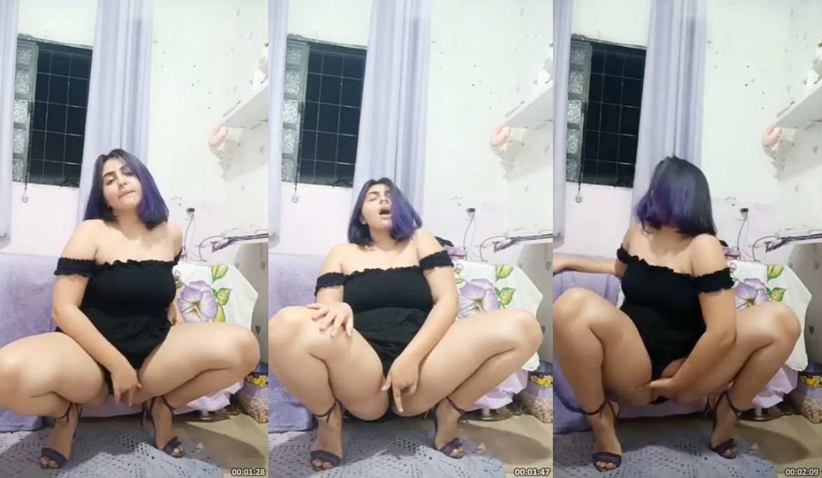 Baixinha caiu na net gozando com vibrador na buceta