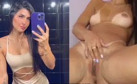 Bronzeada Bianca Grey caiu na net socando dedos na xota