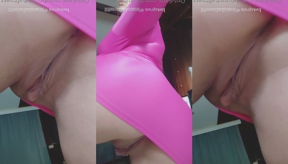 Bruninha Fitness com vestido sem calcinha rebolando exibindo o cu e a xota grelhuda