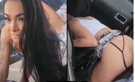 Flagra amador morena dando a buceta com rabo empinado no carro