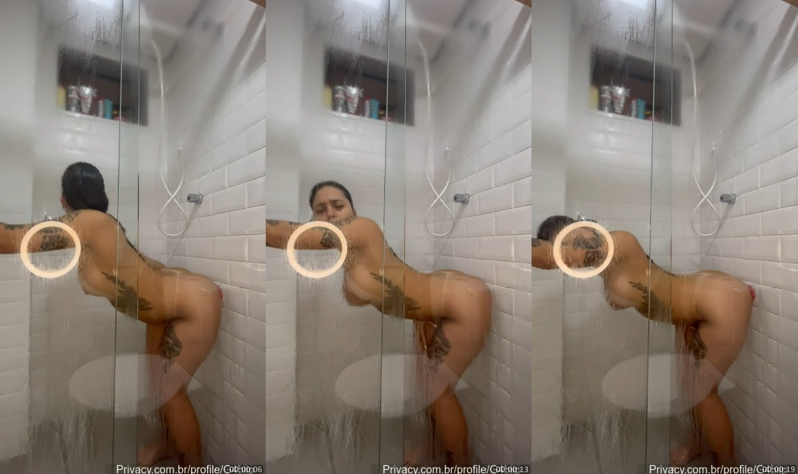 Gabriela Soares arrombando a bucetinha carnuda com pau de borracha