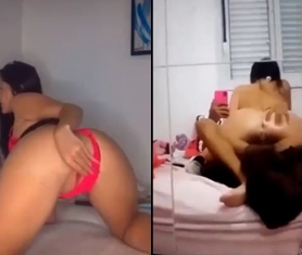 Nat Becker se masturba e cavalga na rola na frente do espelho