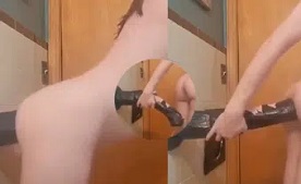 Novinha magrinha pelada arrombou o cu com um pau de borracha gigante