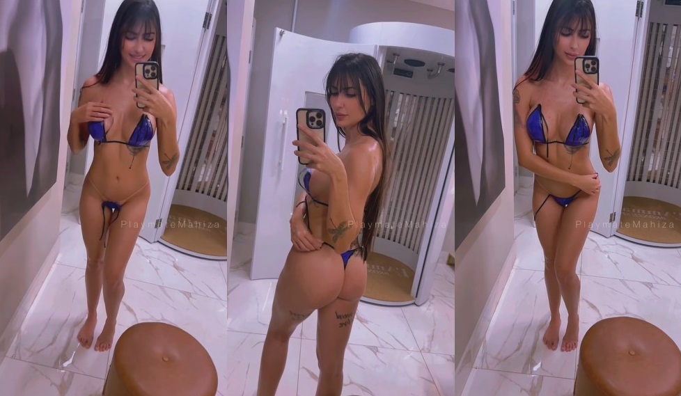 Playmatemahiza pelada em frente o espelho mostrando corpinho gostoso